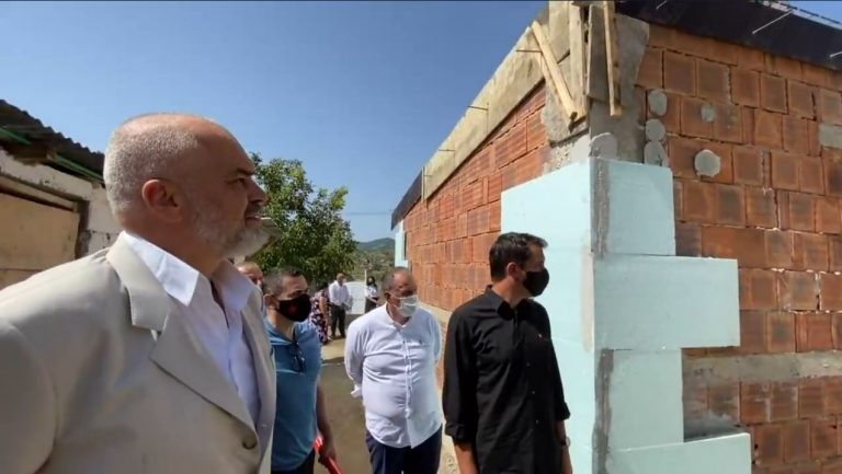 RINDËRTIMI/ Rama dhe Veliaj inspektojnë shtëpitë në Baldushk: Po ecim me ritme të larta, të fusim në banesa qytetarët brenda Vitit të Ri