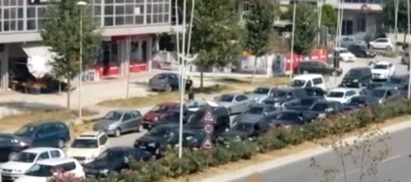 FLUKS I MJETEVE DREJT JUGUT/ Trafik i rënduar nga rruga transballkanike drejt Lungomares (VIDEO)