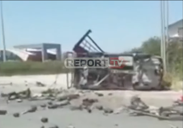 E RËNDË/ Aksident i katërfishtë në aksin Maminas-Durrës, makinat bëhen copë e çikë (VIDEO)
