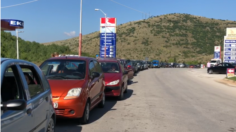RADHË KILOMETRIKE NË KAPSHTICË/ Vetëm 300 persona do të kalojnë për në Greqi, të tjerët kthehen