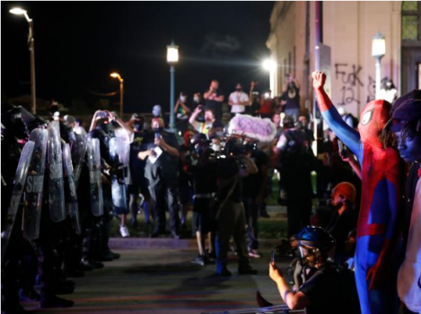 SHBA/ Nata e tretë e protestave për 29-vjeçarin që u qëllua nga policia, 1 i vdekur, 2 të plagosur