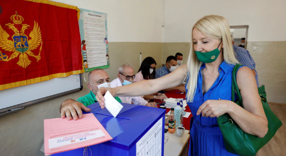 MAL I ZI/ Abazoviç zgjedh koalicionin me partitë pro serbe për qeverinë e re, Gjukanoviç në opozitë