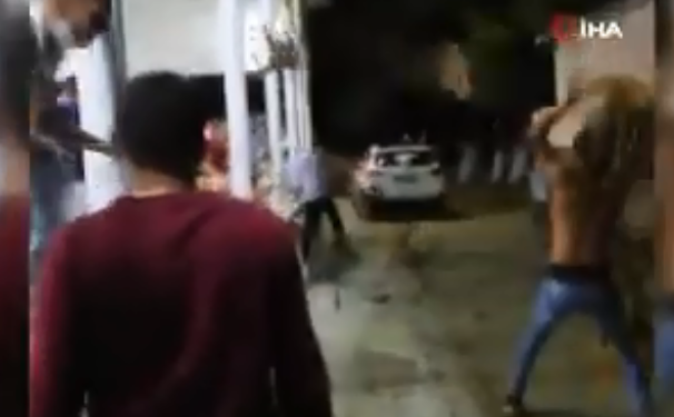 NDODH EDHE KJO/ Nuk vendosën vallen e krushqve, plas sherri me karrige mes dasmorëve (VIDEO)