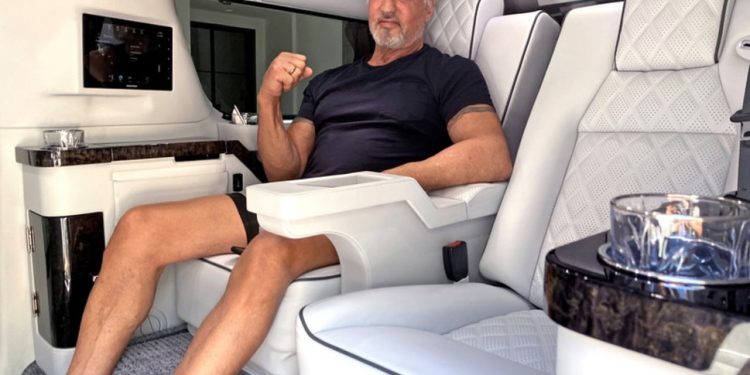 PAMJET/ Stallone nxjerr në shitje makinën e tij përrallore, një “apartament” mbi katër rrota