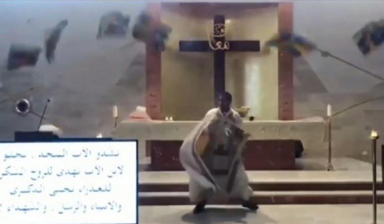 SHPËRTHIMI TRAGJIK NË BEJRUT/ Prifti po mbante meshën, momenti kur kisha i shembet mbi kokë (VIDEO)