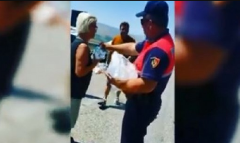 SITUATA NË KAKAVIJË/ Të bllokuar prej 4 ditësh, policia shpërndan ujë për qytetarët (VIDEO)