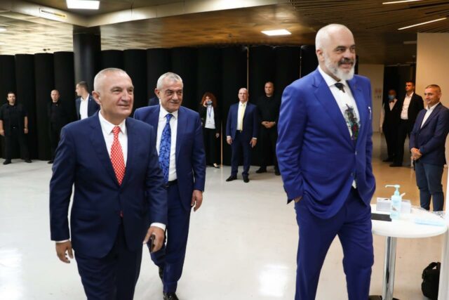 AKUZAT E METËS/ Reagon Rama: Avaz i vjetër, argumentet për fajësimin, parodi alla “BABA XHIKE”