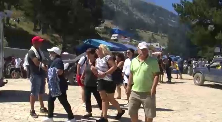 MIJËRA PELIGRINË NUK NDALEN NGA PANDEMIA/ “Pushtojnë” Malin e Tomorrit: Zoti na sheh dhe na ruan nga e keqja