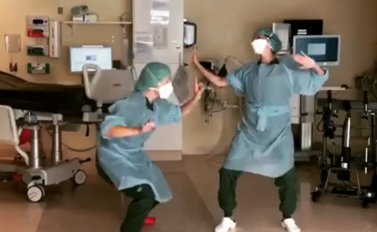 KORONAVIRUSI/ Kur shërohet pacienti i fundit me COVID-19, festa epike e dy mjekeve suedeze (VIDEO)
