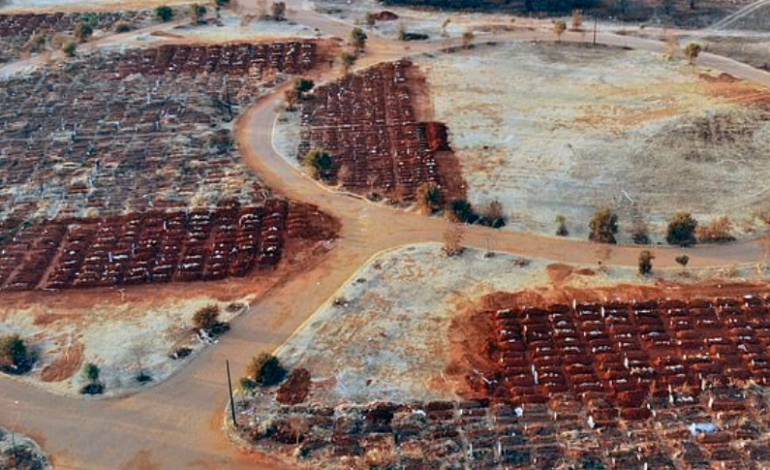 PAMJE TË TRISHTA NGA AFRIKA E JUGUT/ Mijëra varre të reja hapen për viktimat e Covid-19 (FOTO)