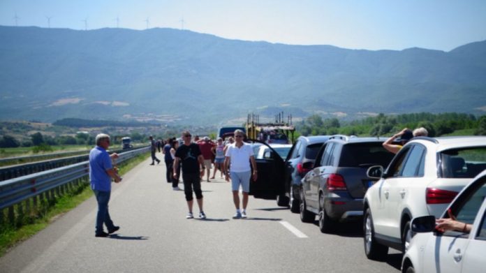 MASAT KUNDËR KORONAVIRUSIT/ Radhë kilometrike edhe në kufirin Greqi-Bullgari