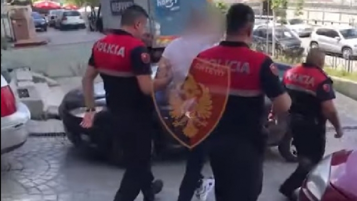 “PLAS” SHERRI NË RADHIMË/ Djali i thyen edhe xhamat e makinës, at e bir përfundojnë në pranga