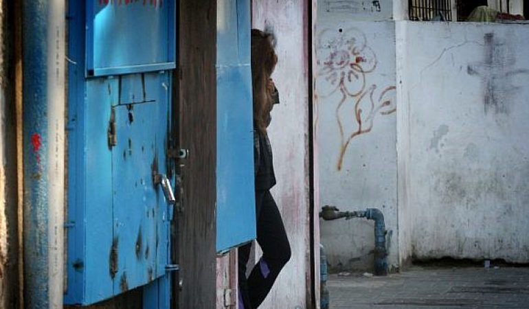 ANA E ERRËT/ 17-vjeçarja tregon se si e kërcënonin dhe e shfrytëzonin seksualisht çifti nga Tirana, me të cilin “bashkëjetonte”