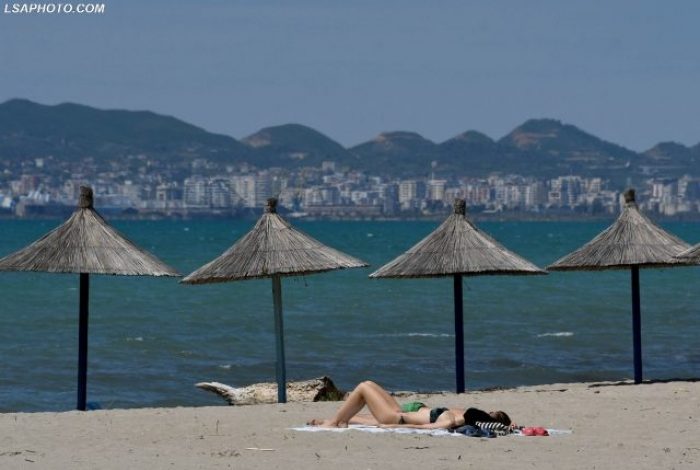 NGACMIMI SEKSUAL/ 13 vjeçarja dhe i moshuari ishin me pushime plazhin e Golemit, flet e mitura: Ai m’u afrua dhe më preku në vende intime…