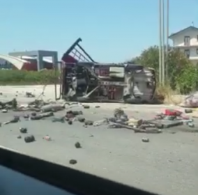 AKSIDENT NË SHIJAK/ Makina bëhet copë, plagoset drejtuesi i kamionçinës (VIDEO)
