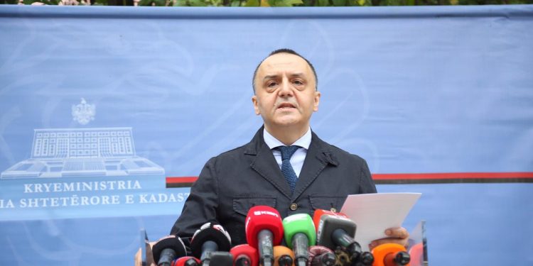 LEGALIZOHET PALLATI PA LEJE NË TIRANË/ Lame: Banorët të bëhen bashkë e të vijnë