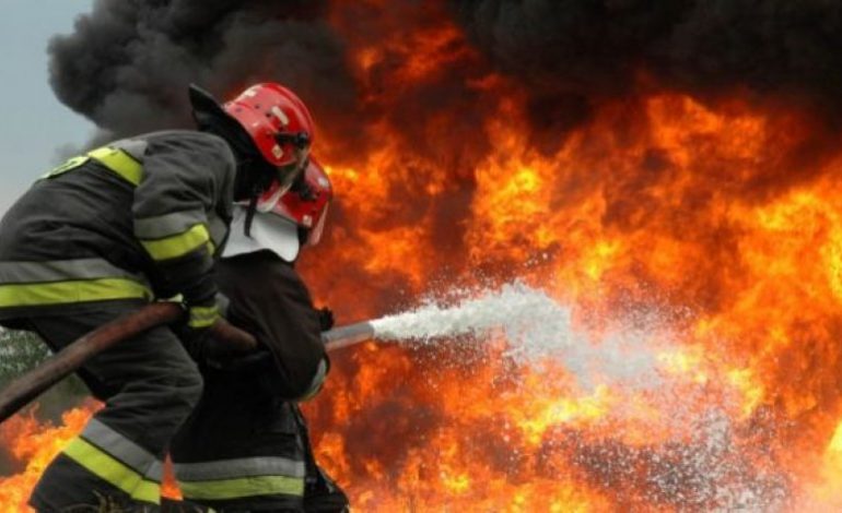 E RËNDË/ Përfshihet nga flakët fabrika e këpucëve në Çorovodë të Skraparit (FOTO+VIDEO)