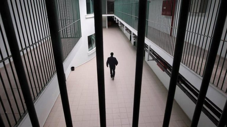 TENTUAN TË FUSIN HEROINË NË BURGUN E BERATIT/ Arrestohen dy të rinjtë, si u zbuluan nga punonjësit