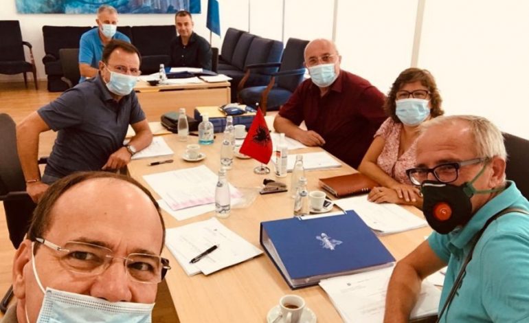 PD PUNË INTENSIVE NË GUSHT/ Bujar Nishani bën SELFIE por hundën e lë… jashtë maskës
