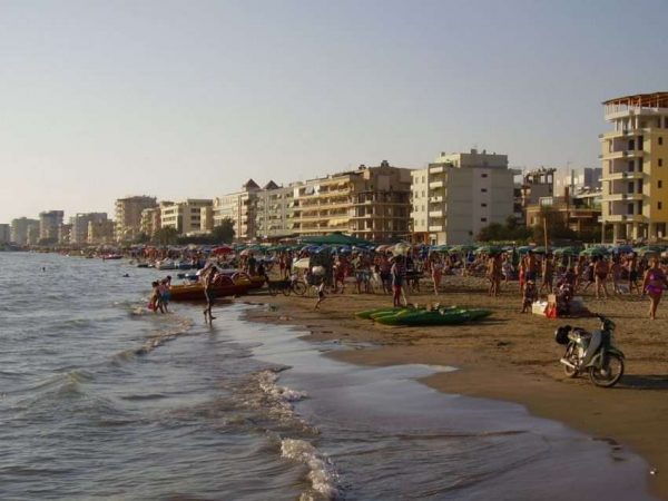 E RËNDË/ Humb jetën një tjetër pushues, gjendet një grua e mbytur në plazhin e Durrësit