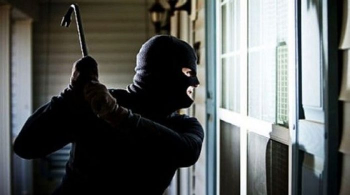 U KTHYE PAK DITË MË PARË NGA LONDRA/ Maskat terrorizojnë emigrantin në Elbasan, i marrin një shumë të madhe parash