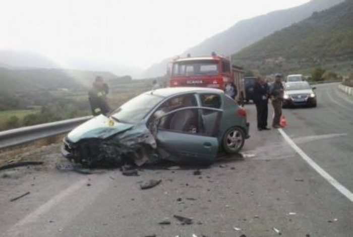 AKSIDENT I RËNDË NË ELBASAN/ Përplasen dy makina, njëra merr flakë