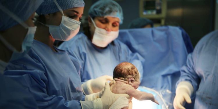 KOSOVË/ 20 gra me COVID-19 kanë lindur në Klinikën e Gjinekologjisë, 2 foshnje kanë rezultuar të infektuara nga virusi