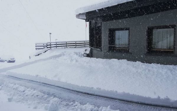 NDODH EDHE KJO/ Në “zemër” të Evropës bie 25 cm dëborë në mes të verës (FOTOT)