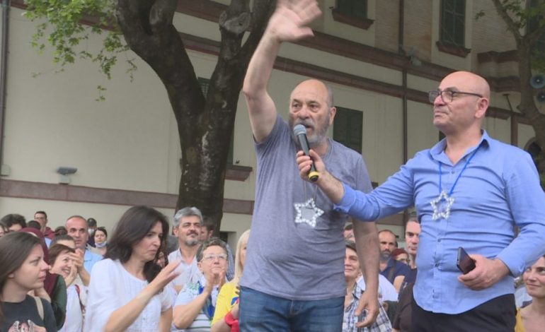 “KOKRRAT E LEGENAVE”/ Aktivistja e Teatrit “shpërthen” ndaj vëllezërve Budina: Si nuk ju vjen turp që shfrytëzuar kauzën tonë për të hyrë në listën e PD