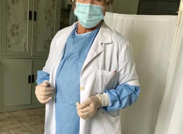 NËNA E SAJ NË VIJËN E PARË DUKE LUFTUAR COVID-19/ Vjosa Osmani bën dedikimin prekës