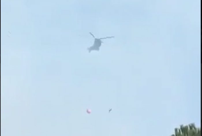 NDËRHYRJA ME HELIKOPTER NUK E FIKU DOT/ Zjarri në Fier vijon të përhapet prej 3 ditësh