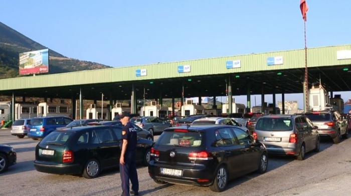 RADHË KILOMETRIKE NË MORINË/ Pushuesit nga Kosova dynden drejt bregdetit shqiptar, shfrytëzojnë fundjavën e fundit të verës