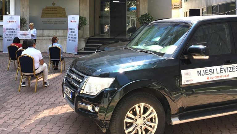 AMBASADA E SHBA-SË I OFRON TJETËR NDIHMË SHQIPËRISË/ Sigurojmë transport për 12 ekipe gjurmuese në përshkallëzimin e testeve për Covid-19