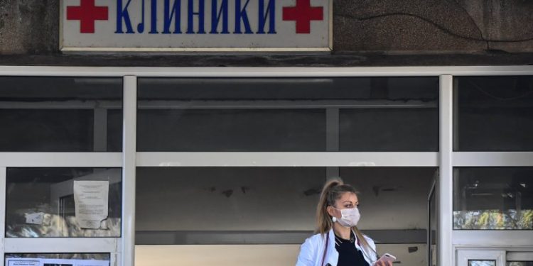 COVID-19 NË MAQEDONIN E VERIUT/ Tre viktima dhe 103 raste të reja me koronavirus brenda 24 orëve