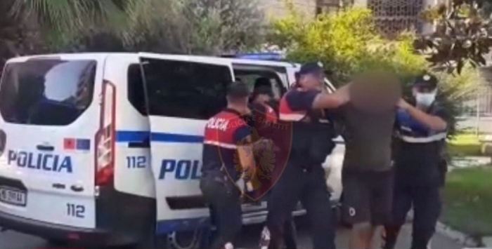 SHERR ME POLICËT NË BURGUN E FUSHË-KRUJËS/ Arrestohen tre kushërinj, njëri theu arrestin e shtëpisë