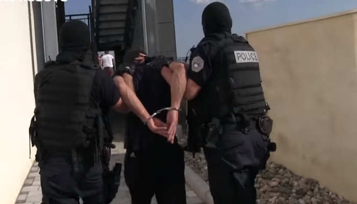 VODHI MAGAZINËN E GODITI POLICIN/ Arrestohet 40-vjeçari në Elbasan