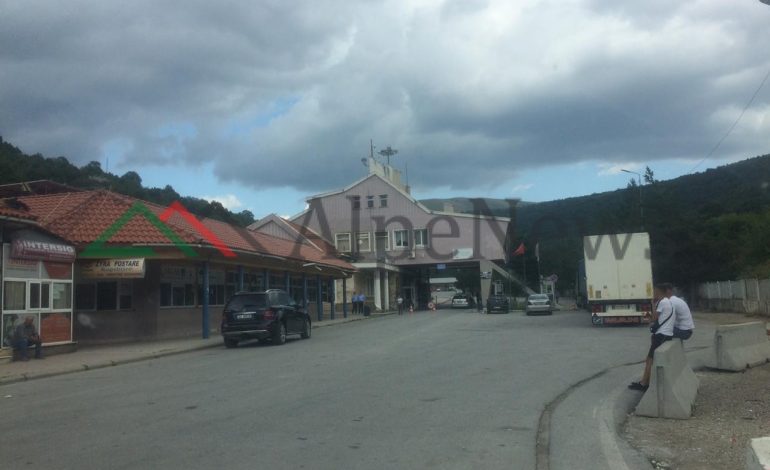 FOTOLAJM/ Radhët në kufi. Në Kapshticë ASNJË automjet në pritje, qytetarët kalojnë pa probleme drejt Greqisë