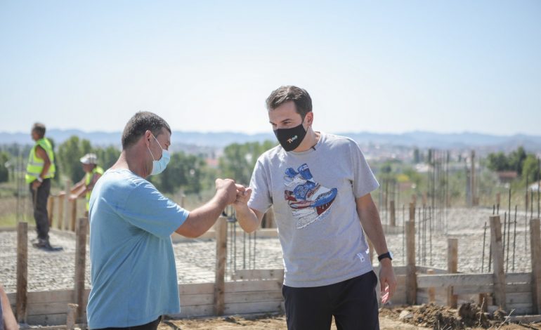 RINDËRTIMI I 44 SHTËPIVE NË ZALL-HERR/ Veliaj: Mënyra më e mirë për të folur është me vepra dhe jo me llafe, ecim…