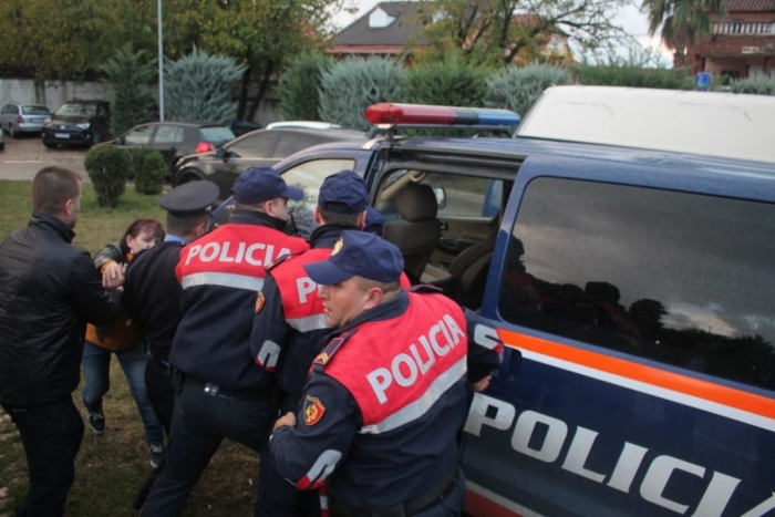 SHERR ME SENDE TË FORTA MES DY FAMILJEVE NË TIRANË/ Arrestohen 2 persona, plagoset për spital një i mitur dhe…