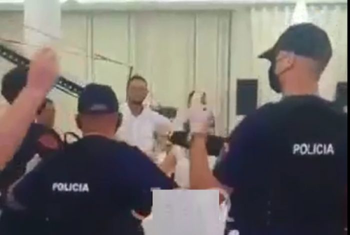 KËRCYEN NË DASËM/ Me uniformë dhe pistoletë në brez, pezullohen tre policët në Shkodër. Lokali…
