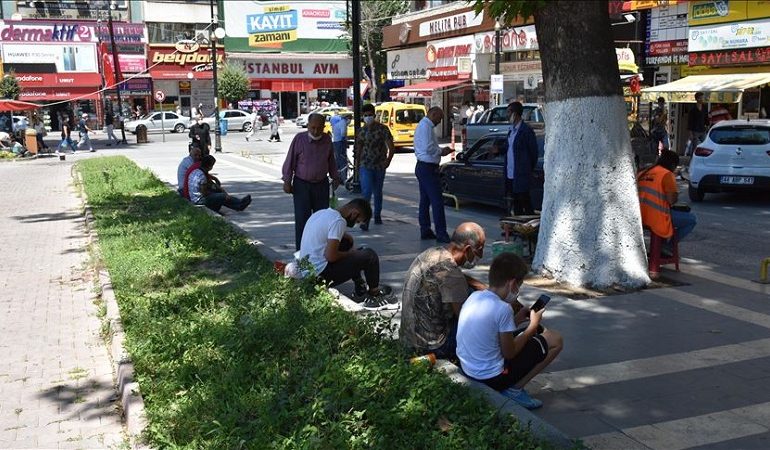 NUK MJAFTON KORONAVIRUSI/ Tërmeti i fortë “shkund” Turqinë, njerëzit mbushin rrugët të alarmuar (FOTO+VIDEO)