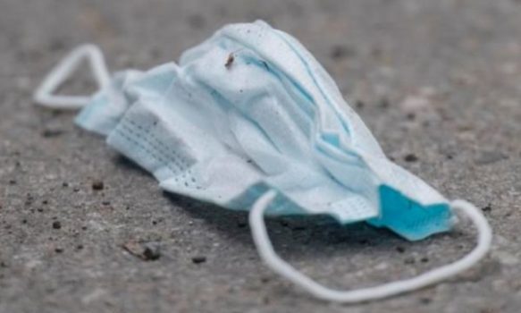COVID-19/ Thirrje e Infektologut shqiptar: Mos i hidhni maskat në rrugë, virusi mund të qëndrojë aty deri në tre ditë