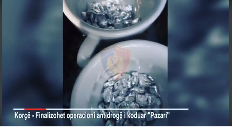 HEROINË E KAPSULA METADONI/ Arrestohen dy korçarët, çfarë iu zbuloi policia në lokal (VIDEO)