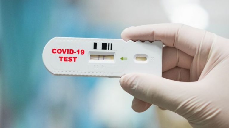 MAQEDONIA E VERIUT “FRIKË” NGA KOSOVA/ Propozohet edhe për udhëtarët tranzit të kenë me vete test negativ të COVID-19