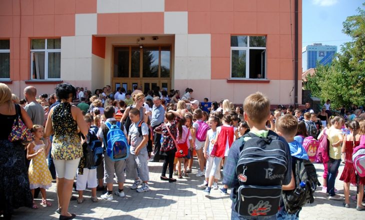 VITI I RI SHKOLLOR/ Kryeministri i Kosovës paralajmëron për shtatorin: Do të shtohet rreziku… Në Maqedoninë e Veriut protesta për mësimin online