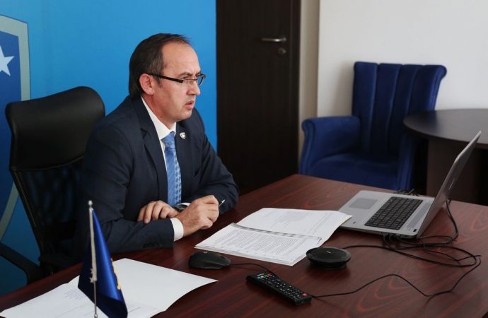 SITUATA ARLAMANTE E COVID-19/ Kryeministri Hoti bisedë virtuale me ambasadorët e huaj, ja çfarë iu kërkon
