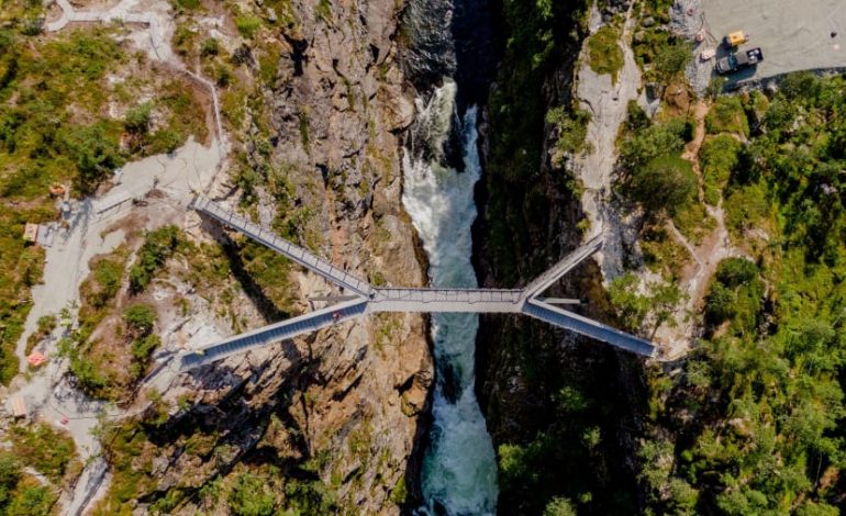 E NDËRTUAR MBI NJË UJËVARË/ Kjo është ura më e veçantë në botë (FOTOT)
