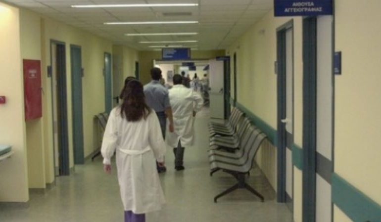 “PËR PAK MË PREU DAMARËT E QAFËS”/ Flet infermierja e sulmuar nga pacienti shqiptar në Greqi (PAMJET)
