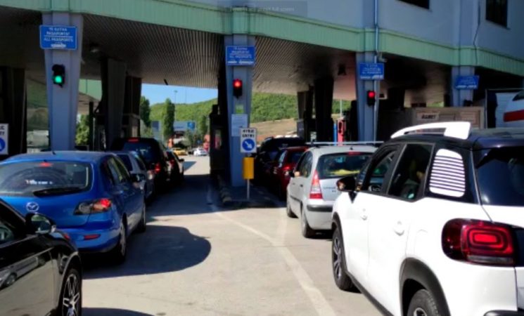 RADHË TË GJATA AUTOMJETESH NË RRUGËN E KOMBIT/ Pushuesit nga Kosova ‘dynden’ këtë të dielë drejt bregdetit shqiptar