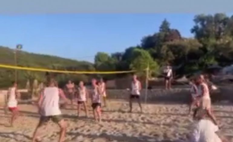 KAMPI NË JALË/ Kryemadhi sfidon të rinjtë në volejboll, ja si zhytet në rërë për të kapur topin (VIDEO)